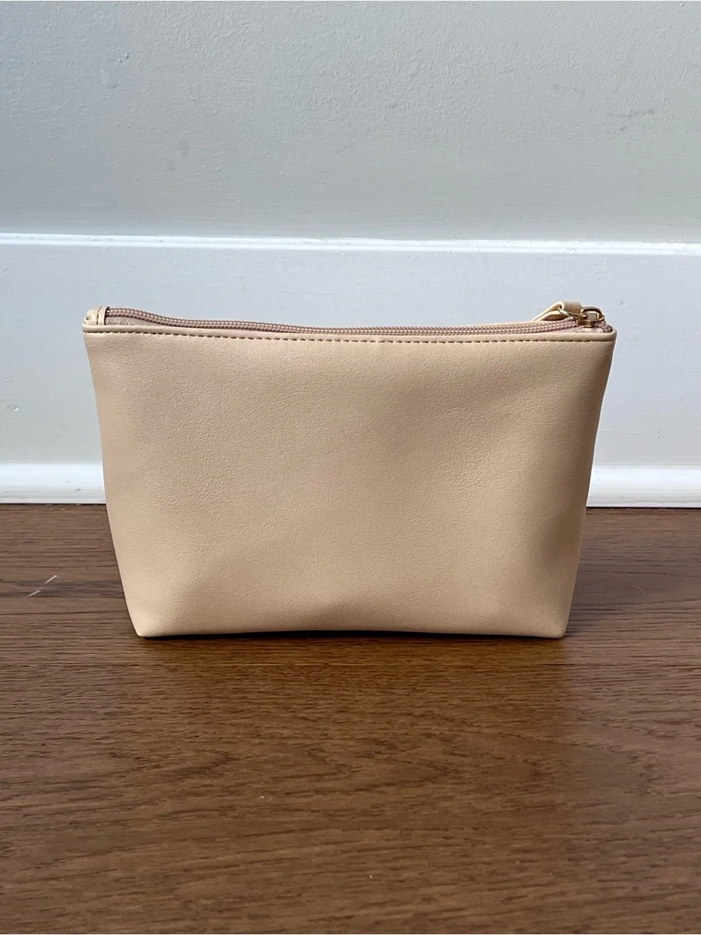 Emirates BVLGARI Women’s Cream/Ivory Business Class Amenity Kit Toiletry Bag NEW